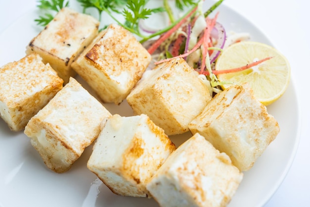 Makhmali ou Malai Paneer Tikka Kabab é uma comida inicial do norte da Índia servida com salada verde e chutney