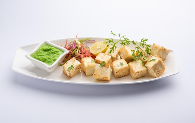 Makhmali ou Malai Paneer Tikka Kabab é uma comida inicial do norte da Índia servida com salada verde e chutney