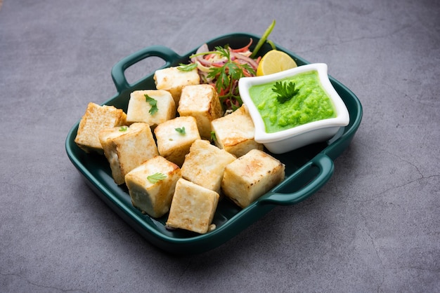 Makhmali ou Malai Paneer Tikka Kabab é uma comida inicial do norte da Índia servida com salada verde e chutney