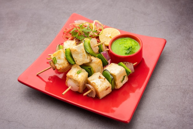 Makhmali ou Malai Paneer Tikka Kabab é uma comida inicial do norte da Índia servida com salada verde e chutney