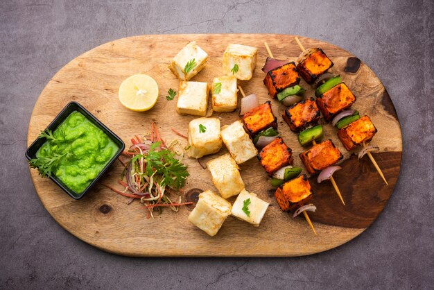 Makhmali ou Malai Paneer Tikka Kabab é uma comida inicial do norte da Índia servida com salada verde e chutney