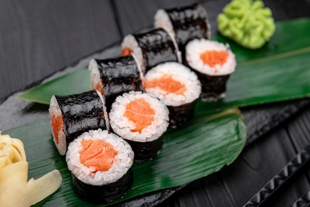 Maki-Rollen mit Lachs japanisches Essen