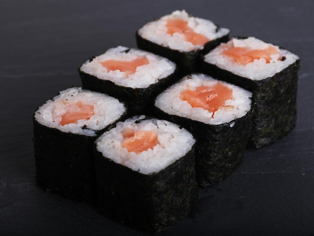 Maki-Rollen mit über grauem Hintergrund Japanisches Sushi hautnah