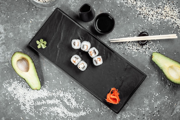 Maki simple con atún. Sushi sobre un fondo gris.