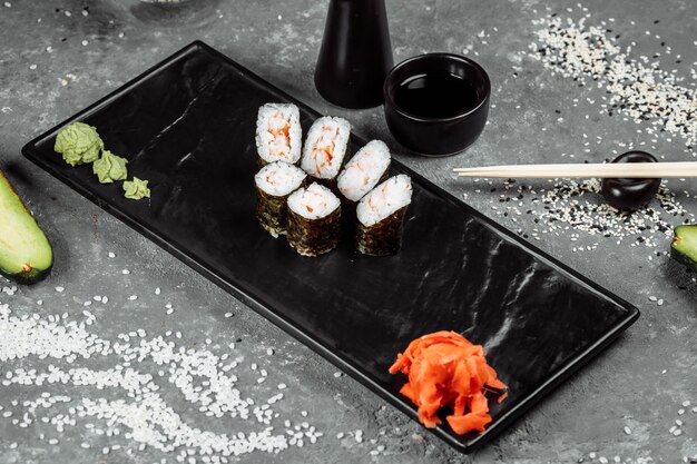 Maki simples com sushi de camarão em fundo cinza