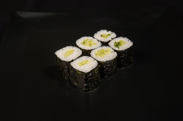 Maki-Sushi auf schwarzem Hintergrund