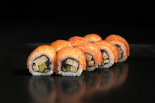 Maki-Sushi auf schwarzem Hintergrund