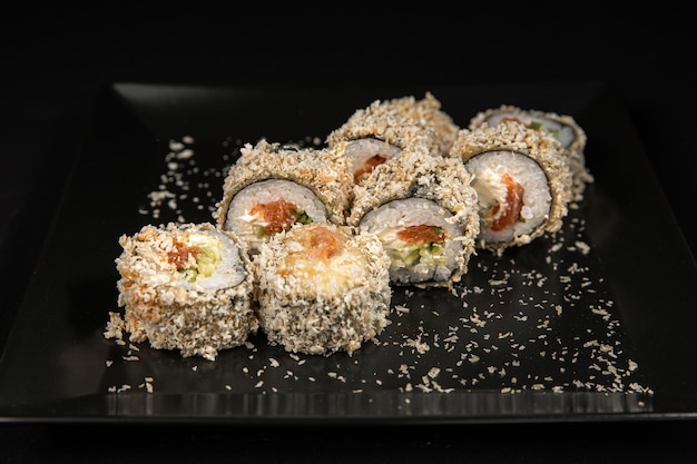 Maki-Sushi auf schwarzem Hintergrund