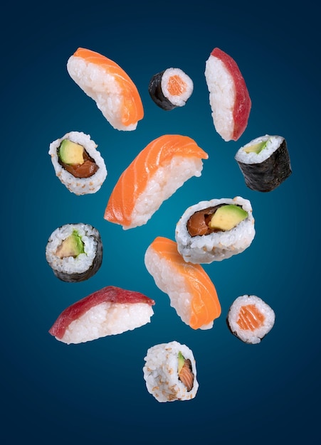 Maki sushi cayendo aislado sobre fondo blanco.