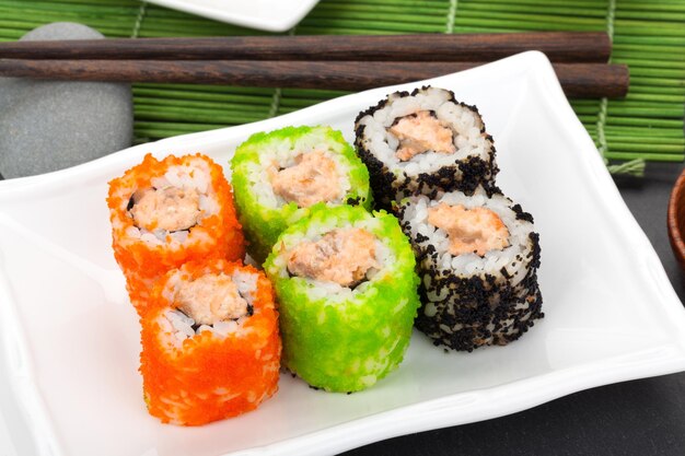 Maki de sushi colorido con tobiko