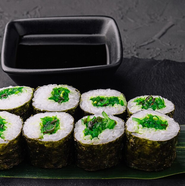 Maki Sushi com cebolinha dentro