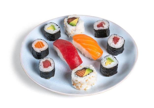 Maki sushi em um prato isolado no fundo branco