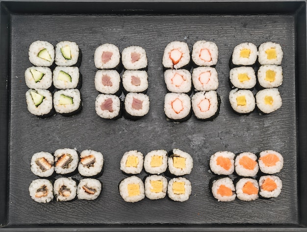 Maki de sushi mezclado - estilo de comida japonesa