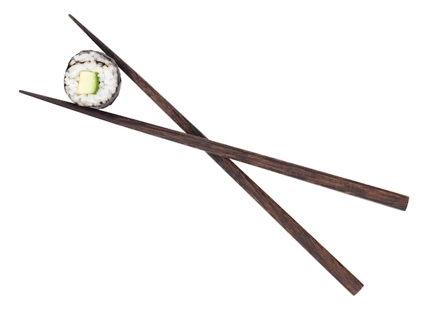 Maki de sushi con pepino en palillos