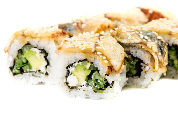 Maki Sushi Roll con Pepino y Queso Crema por dentro Atún Salmón y Anguila por fuera