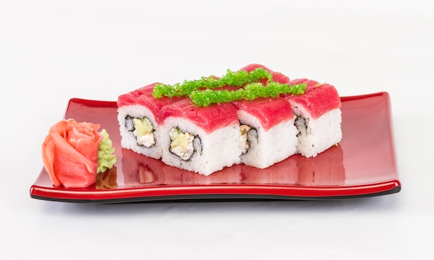 Maki-Sushi-Rolle aus Krabben-Avocado-Gurke innen Frischer Thunfisch und Tobico-Rogen außen