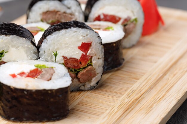 Maki Sushi-Rolle serviert auf Teller nah oben auf Teller