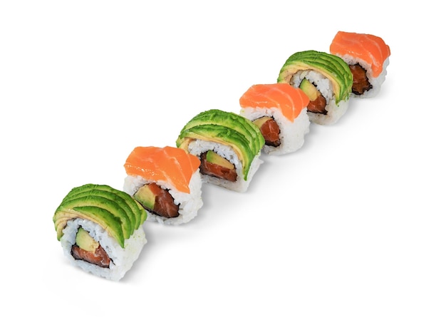 Maki sushi con salmón y aguacate aislado sobre fondo blanco.