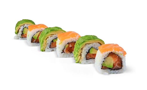 Maki sushi con salmón y aguacate aislado sobre fondo blanco.