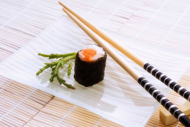 Maki-sushi con salmón, primer plano