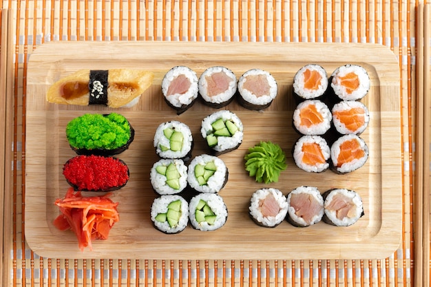 Maki sushi set servido en bandeja de madera cerrar