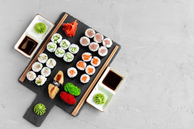 Maki Sushi Set serviert auf schwarzem Steintablett