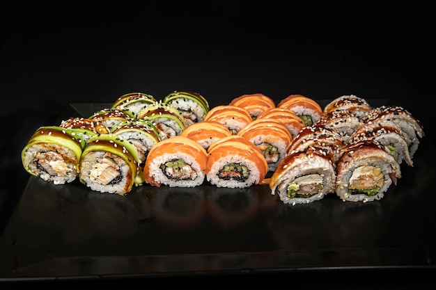 Maki sushi sobre fundo preto