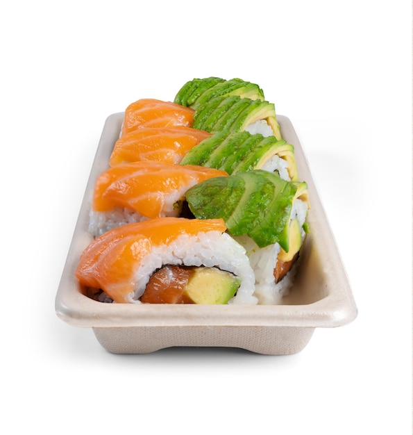 Maki-Sushi-Tablett mit Lachs und Avocado isoliert auf weißem Hintergrund