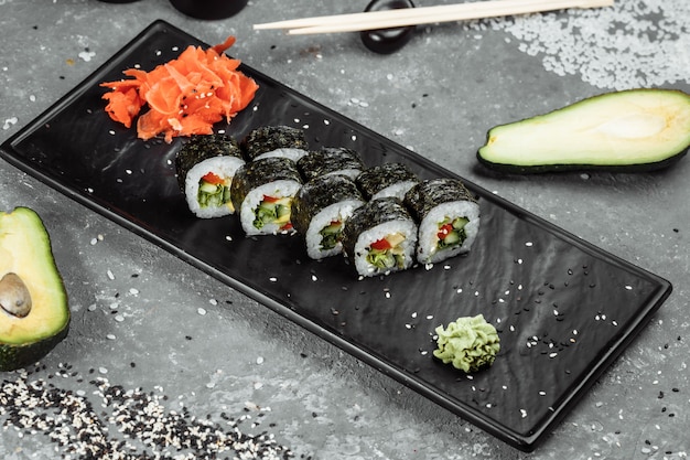 Maki Sushi vegetariano: rollo de tomate, pepino, pimiento, hoja de ensalada y mayonesa japonesa.