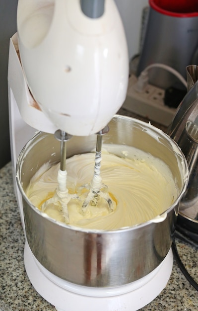 Making of eine Creme für hausgemachte Kuchen auf einem Mixer