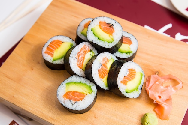 Makis de salmón. El maki sushi es un rollo de alga nori relleno de arroz y varios ingredientes.