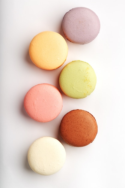 Makkaroni-Kekse verschiedener Farben auf einem weißen Hintergrund, isolieren.