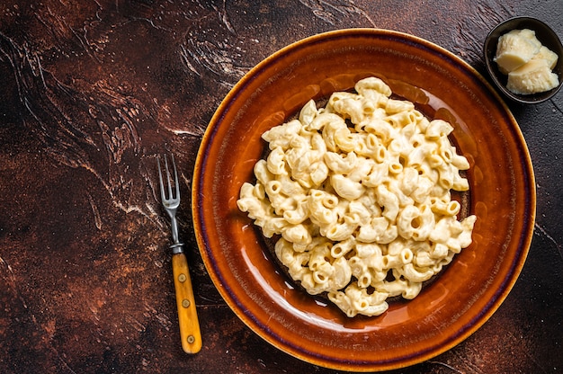 Makkaroni Mac und Käse mit Cheddar-Sauce in einem Teller.