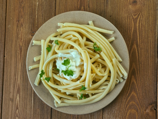 Makkaroni mit Mozzarella-Käse. Italienische Küche