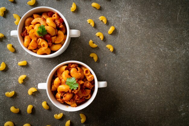 Makkaroni mit Tomatensauce und Schweinehackfleisch, amerikanisches Chop Suey, amerikanisches Gulasch