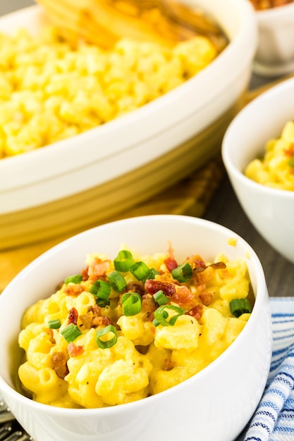 Makkaroni und Käse garniert mit Speckstückchen und Schnittlauch.