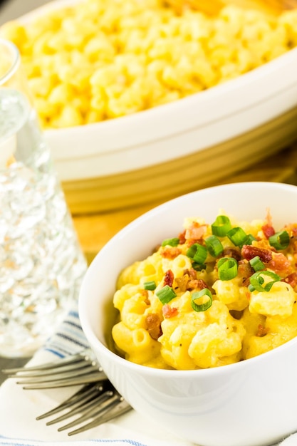 Makkaroni und Käse garniert mit Speckstückchen und Schnittlauch.