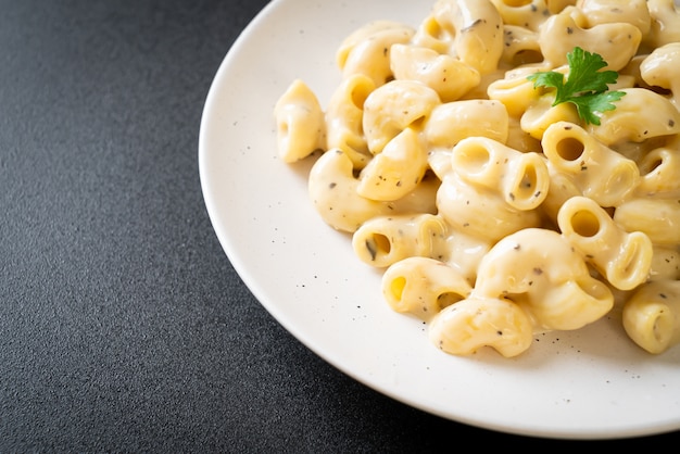 Makkaroni und Käse mit Kräutern in der Schüssel