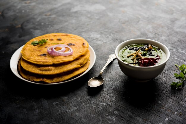 Makki di roti com sarson ka saag, receita de prato principal de punjabi popular no inverno feita com curry de folhas de mostarda de pães de milho. servido sobre fundo temperamental. foco seletivo