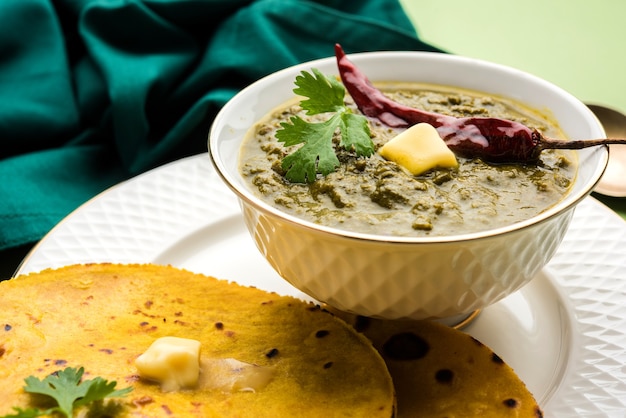 Makki Ki Roti & Sarson Ka Sag é basicamente pão de milho e curry usando mostarda, respectivamente. Comida popular de Punjabi