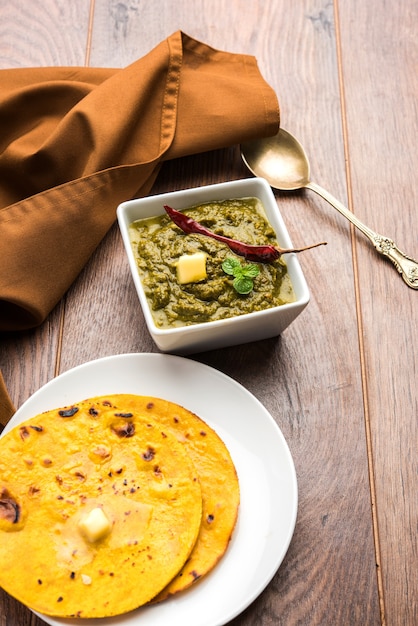 Makki ki roti & sarson ka sag é basicamente pão de milho e curry usando mostarda, respectivamente. comida popular de punjabi