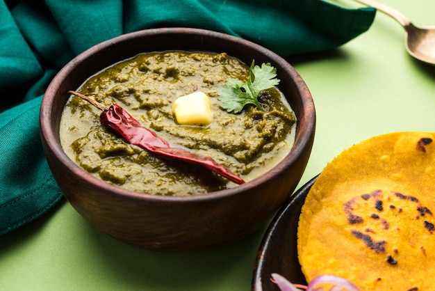 Makki Ki Roti & Sarson Ka Sag ist im Grunde genommen Fladenbrot aus Maisboden und Curry mit Senfgrün. Beliebtes Punjabi-Essen