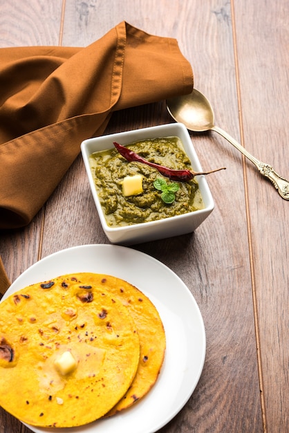 Makki Ki Roti & Sarson Ka Sag ist im Grunde genommen Fladenbrot aus Maisboden und Curry mit Senfgrün. Beliebtes Punjabi-Essen