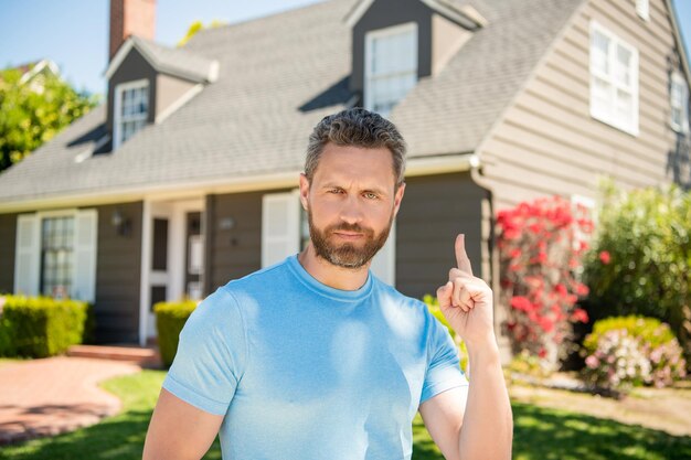 Makler begrüßt Besucher. neues Zuhause mieten oder kaufen. Haus versichern. Förderung der Sachversicherung. Seriöser Makler macht Angebot. Hypothekenversicherer. inspiriert von neuen Ideen. immobilienmakler bei haus zu verkaufen