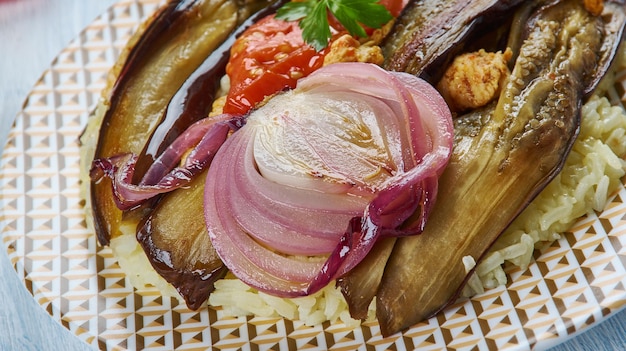 Maklouba iraquiano com berinjela, pratos tradicionais variados da Ásia, vista superior.