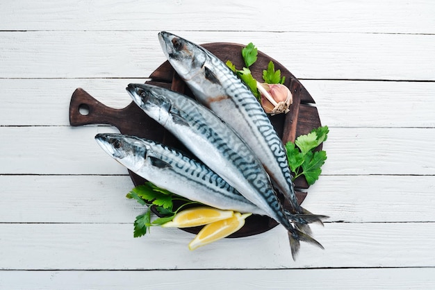 Makrele auf weißem Holzhintergrund Roher Fisch Draufsicht Freier Kopierplatz