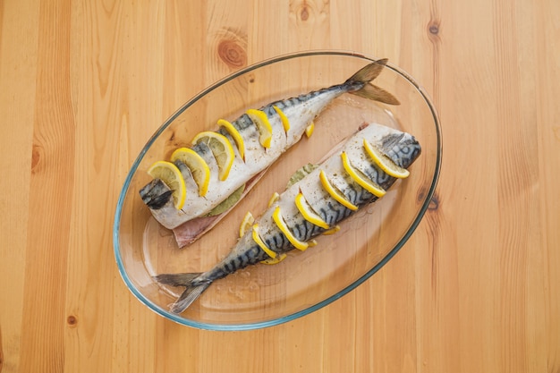 Makrele oder Scomber mit Zitrone. Frischer roher Fisch bereit zuzubereiten