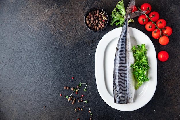 Makrele salziger Fisch frischer Meeresfrüchte-Snack auf dem Tisch Kopienraum Essen