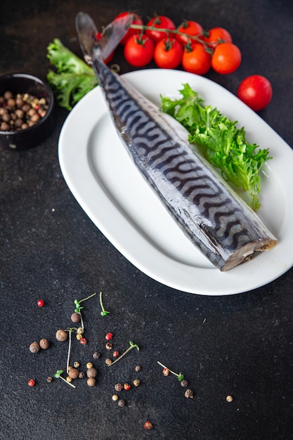 Makrele salziger Fisch frischer Meeresfrüchte-Snack auf dem Tisch Kopienraum Essen