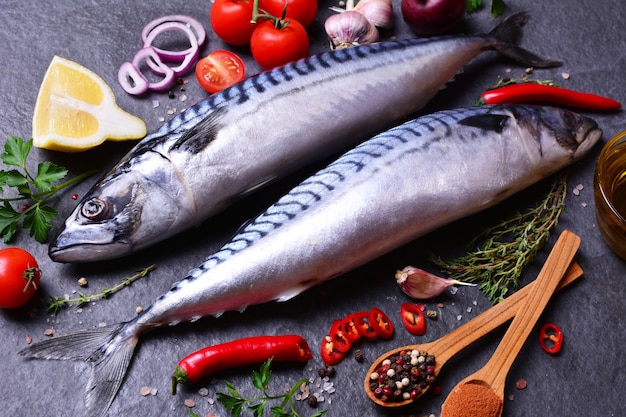 Makrelenfisch mit Gewürzen und Gemüse